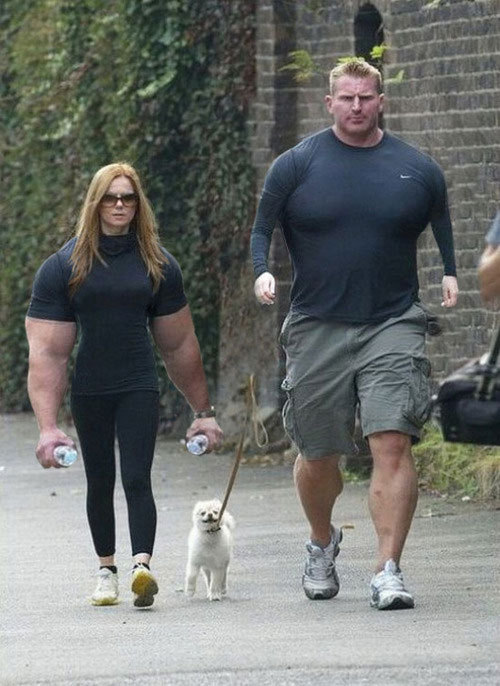 T-rex ja Hulk koeraga jalutamas