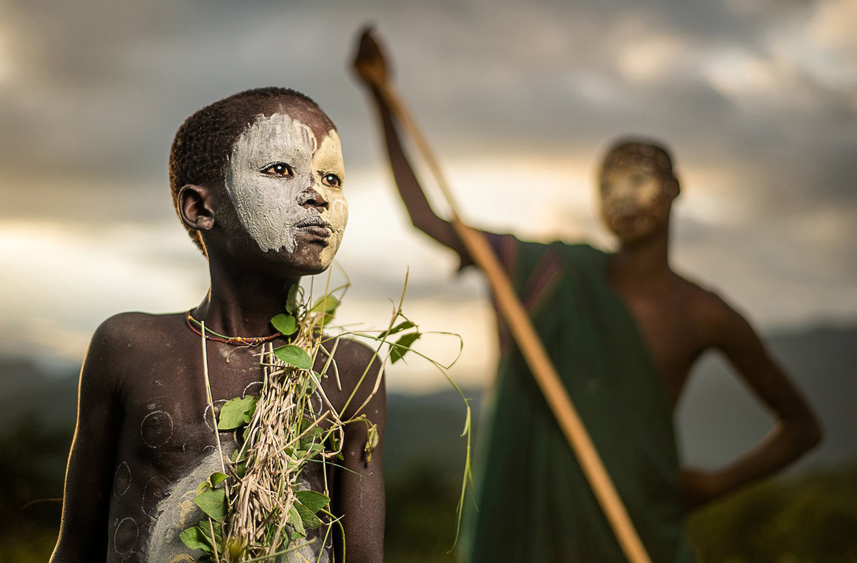 #3 Poiss Etioopia rändhõimust traditsiooniliste näo- ja kehamaalingutega.
